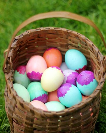 Cascarones Confetti Eggs for Easter are the best colored easter eggs to make with kids because they can also be used as an easter egg game! cascarones | easter eggs | easter eggs game