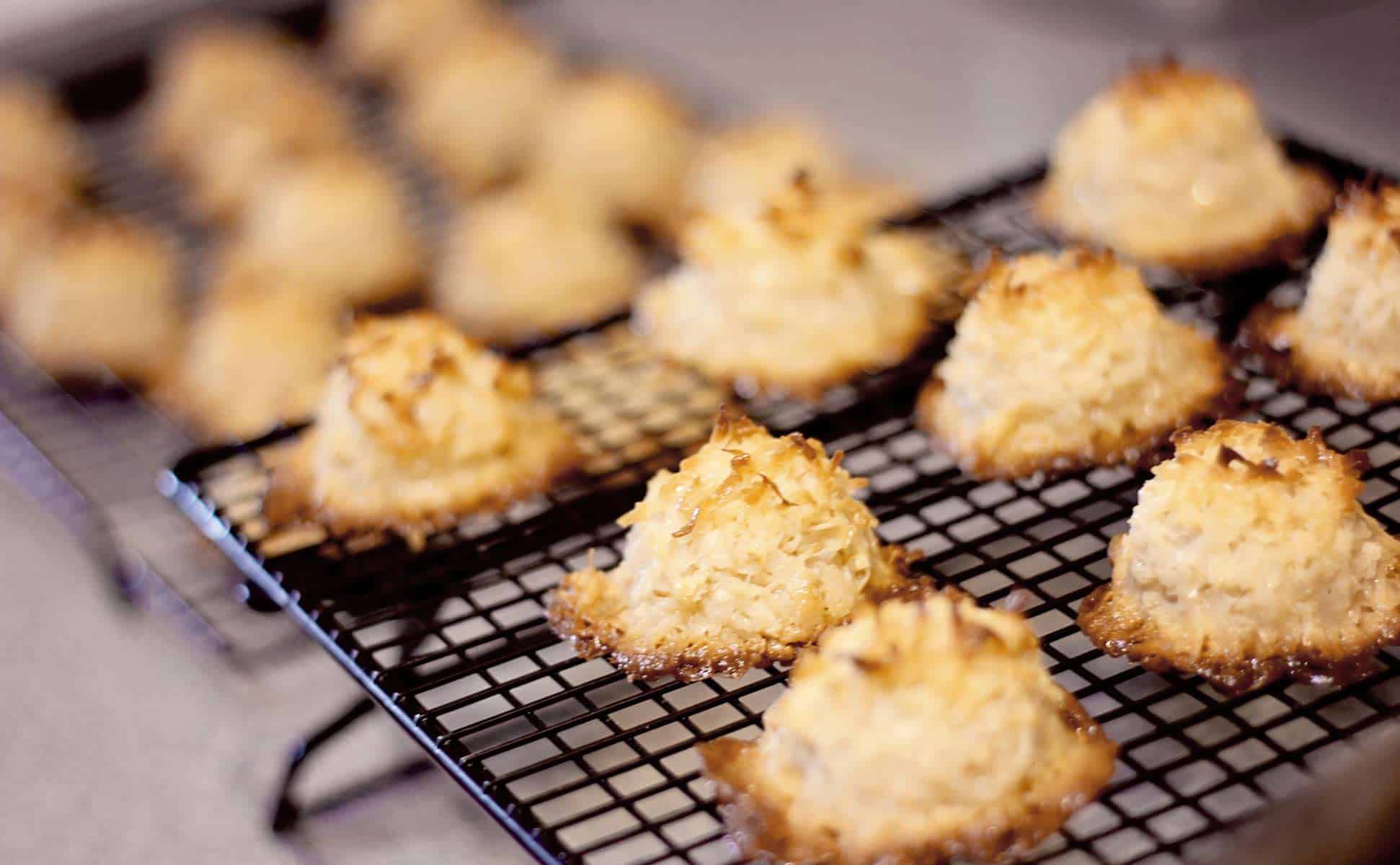 2 Ingredient Coconut Macaroons with condensed milk are a super easy to make chewy caramelized coconut cookie that are naturally gluten free. macaroons | coconut macaroons | coconut macaroon recipe
