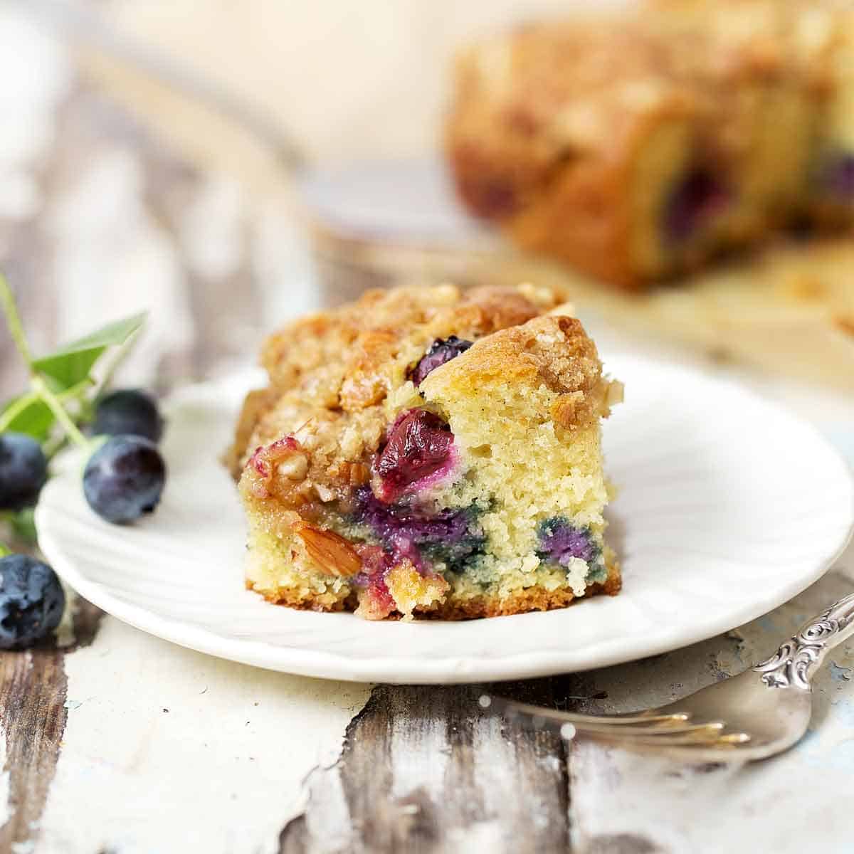 A square of golden cake studded with fresh blueberries and top with crunchy streusel.