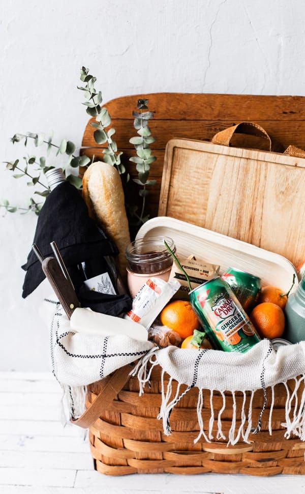 A picnic basket with a few essentials and a quick stop by the grocery store is all you need to Pack an Easy Snack and Spritzer Picnic!  Picnic with wine | picnic basket | picnic recipes | white wine spritzer | @CanadaDry @CanadaDryGingerAle #ad 