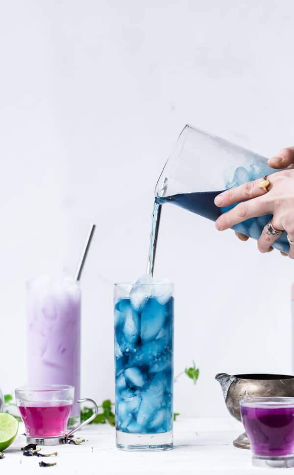 This Magic Color-Changing Mojito Mocktail will wow your friends and family with the power of food magic - and science! Butterfly pea | butterfly pea benefits | color changing vodka lemonade cocktail recipe | butterfly pea plant flower tea powder