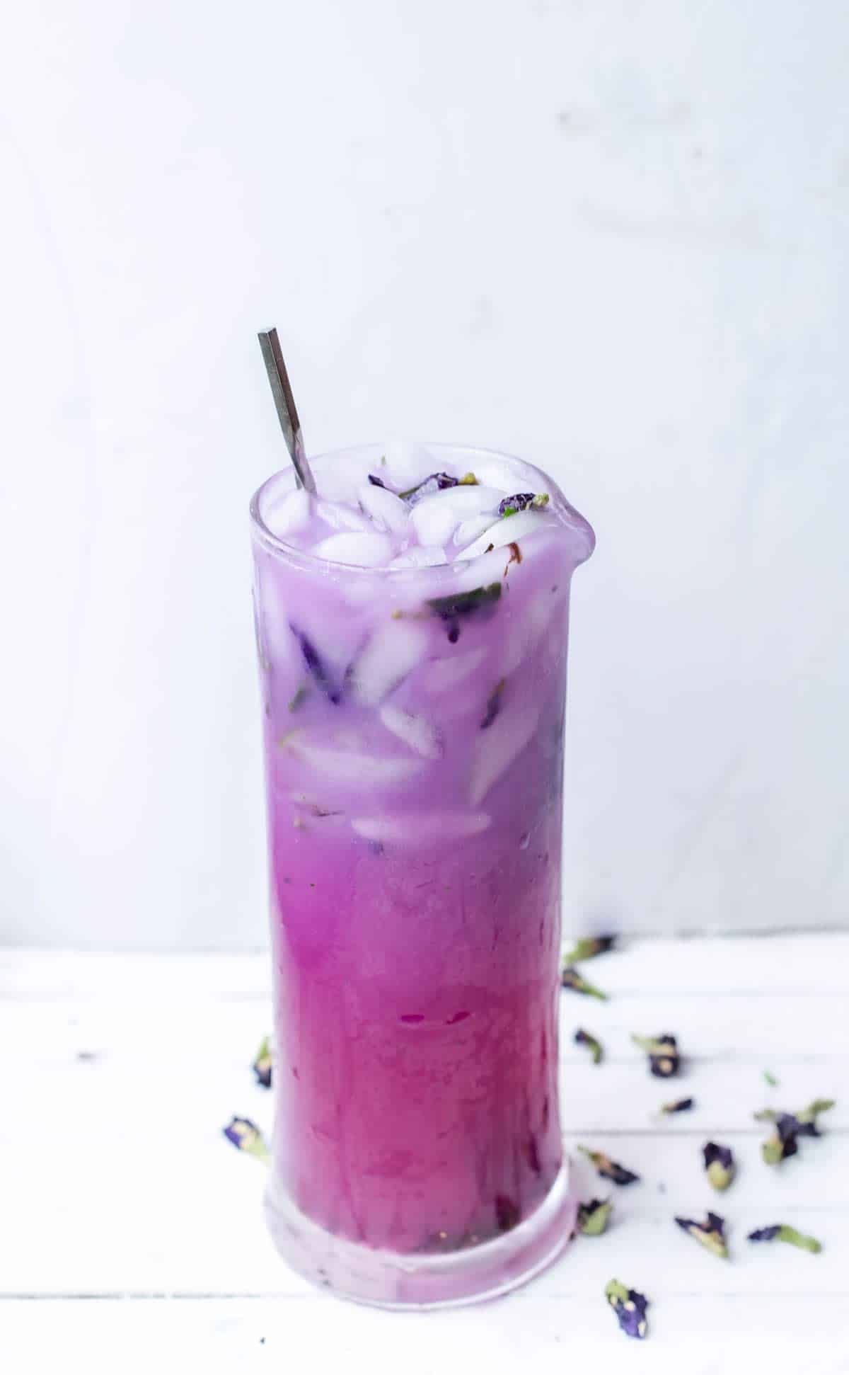 This Butterfly Pea Flower Cocktail combines color changing magic blue tea with mojito inspired ingredients like fresh mint, lime and rum. butterfly pea flower cocktail | butterfly pea cocktail | butterfly pea drink | color changing cocktails | butterfly pea tea cocktail