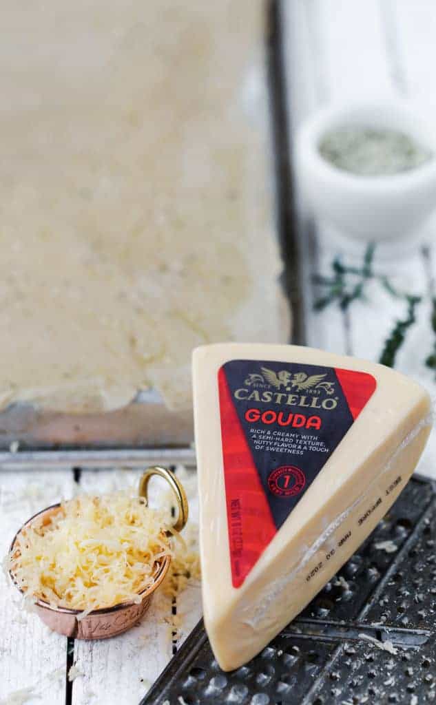 With this delicious appetizer recipe, menu ideas, wine and cheese information you’ll be confident in hosting your own wine and cheese pairing party!  wine and cheese pairing | homemade cheese crackers | wine tasting party #ad #CastelloCheese #parties #wineandcheese #winepairings #dinnerparty #holidays @CastelloUSA