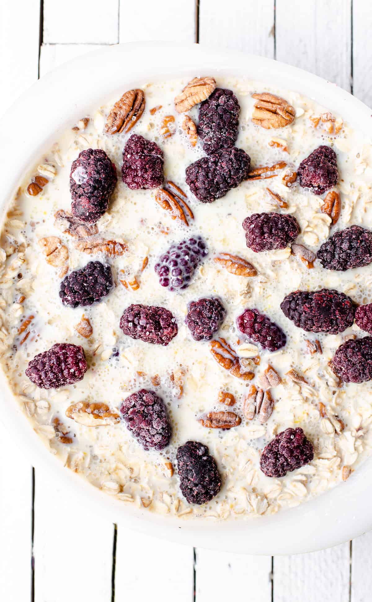 This easy Blackberry Baked Oatmeal recipe made can be customized with any fresh or frozen fruit, nuts or seeds then topped with Greek yogurt! frozen blackberry recipes | easy breakfast for a crowd | make ahead breakfast recipe