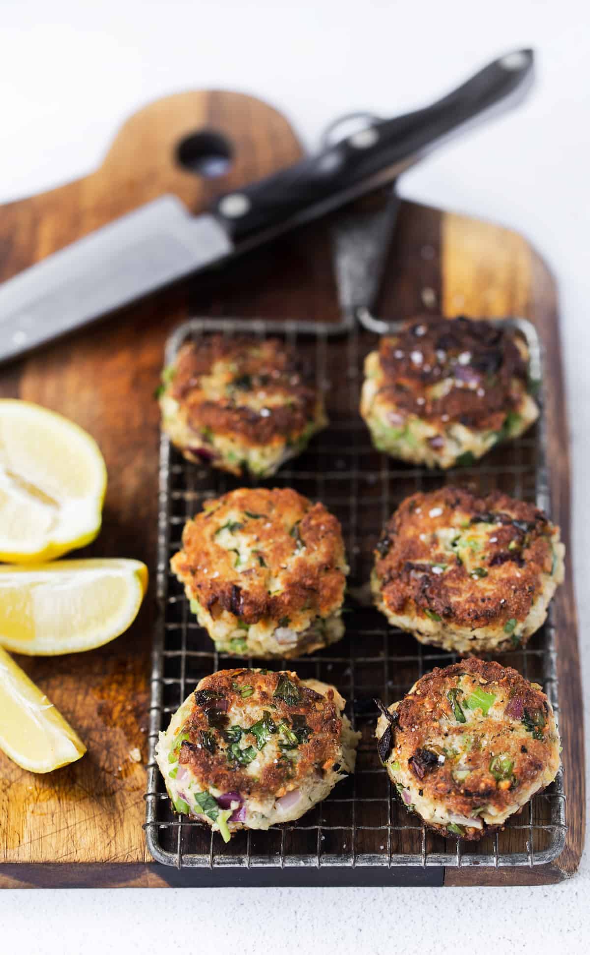 Lemon Scallion Crab Cakes are a delicious Pacific Northwest style crab cake made with fresh or canned crab, panko breadcrumbs and lots of lemon and herbs! crab cakes recipes | how to make crab cakes with canned crab