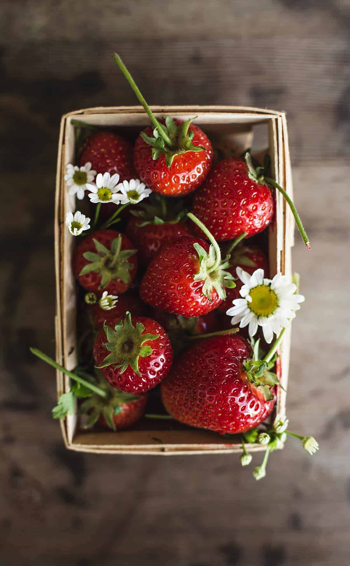 Strawberry Balsamic Almond Milk Ice Cream a delightful dairy free ice cream with almond milk custard and roasted balsamic strawberries. non dairy | homemade ice cream | dairy free dessert