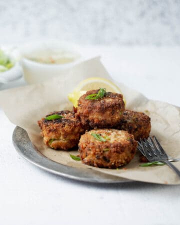 Crispy Pan Fried Asian Salmon Cakes are a delicious easy to prepare meal for breakfast, lunch or dinner! salmon patties recipe | salmon cakes canned or fresh salmon