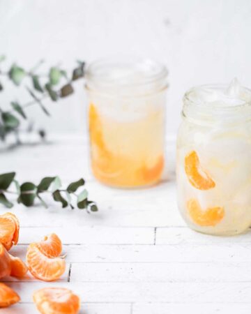 Mandarin Orange White Wine spritzer a delicious wine spritzer with fruit recipe. Perfect as packable picnic cocktail to take along on summer adventures and winter adventures when mandarin oranges are in season. white wine spritzer | how to make white wine spritzer mandarin cocktail