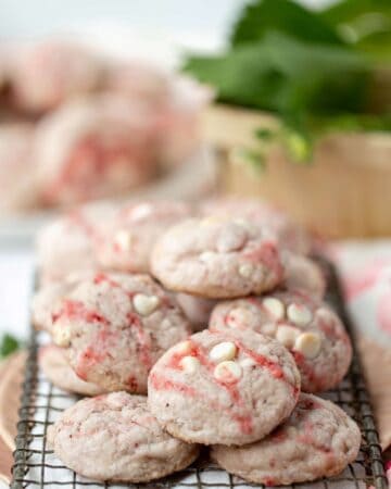 Fresh Strawberry Cookies with white chocolate chips are a delicious chewy and flavor packed berry cookie made completely from scratch with fresh berries! strawberry cookies | strawberry white chocolate chip cookies | strawberry crinkle cookies | how to make strawberry cookies | strawberry cookies from scratch