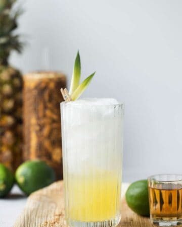 Pineapple Rum Cocktail Spritzers are a delicious rum cocktail made with fresh pineapple juice and seltzer water. rum cocktails | pineapple cocktail | pineapple juice cocktail