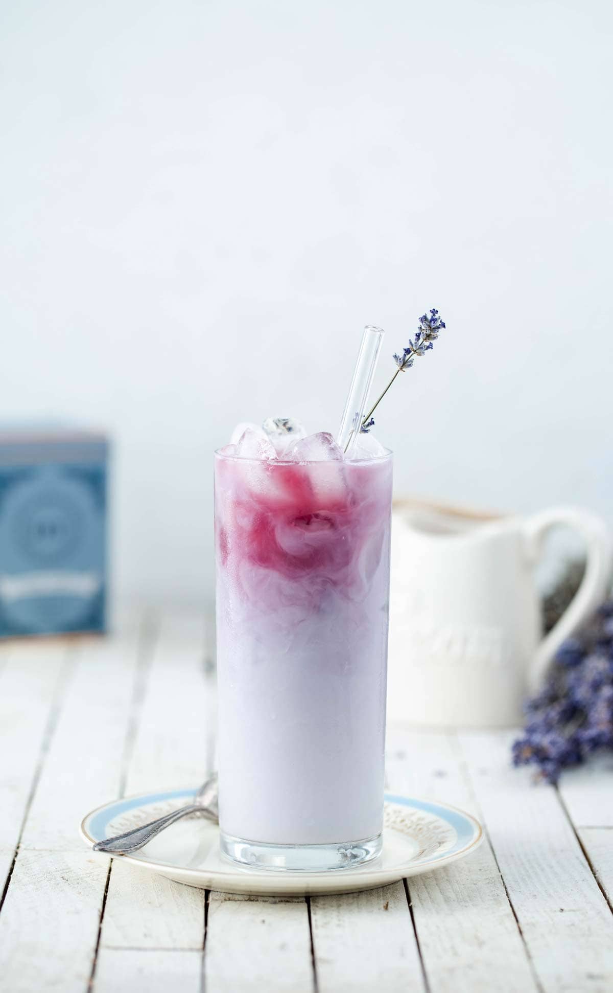 Iced Lavender London Fog is a delicious london fog drink, or iced tea latte recipe, made with blueberries and lavender syrup. london fog drink | london fog recipe | how to make london fog with lavender | iced london fog