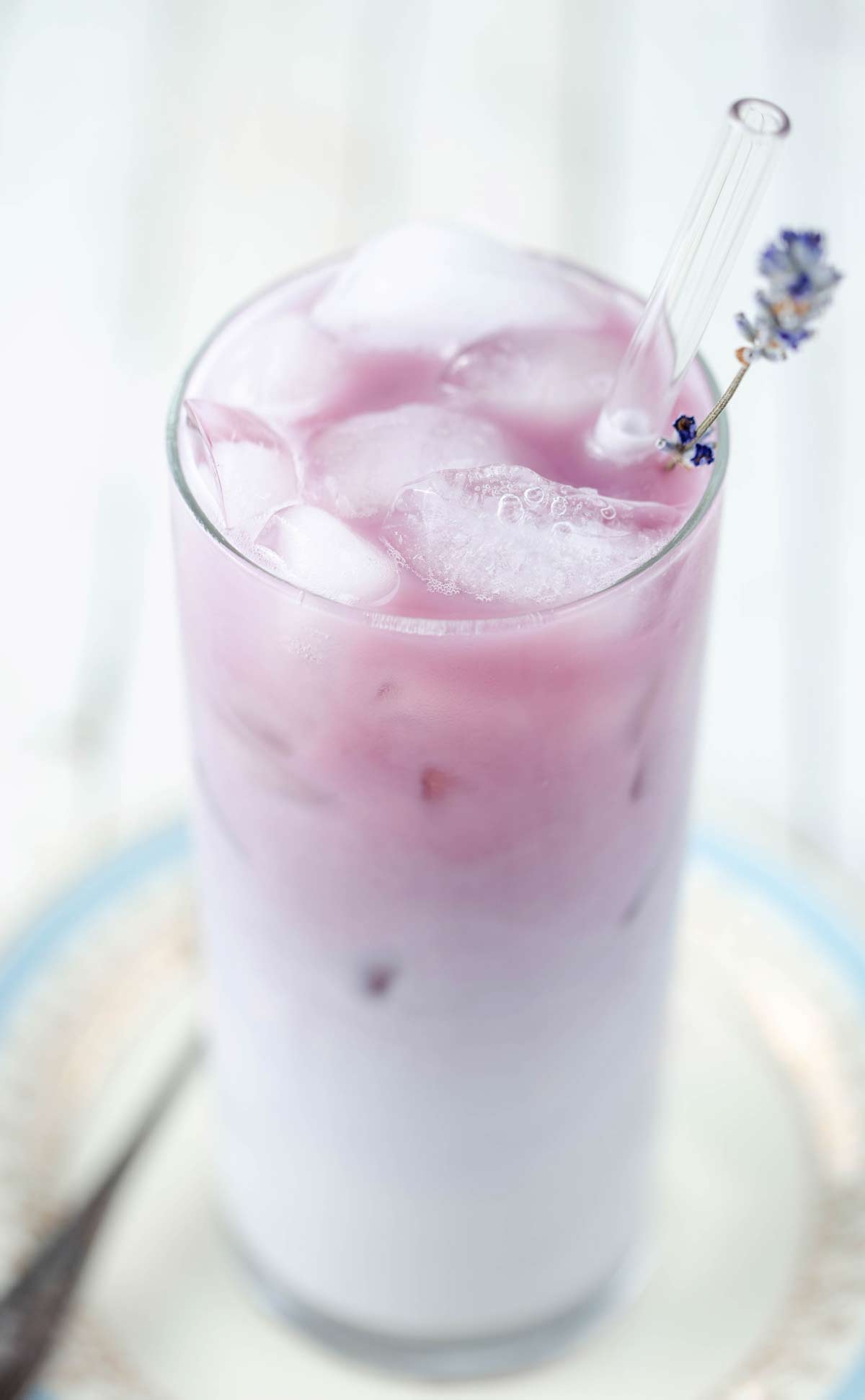 Iced Lavender London Fog is a delicious london fog drink, or iced tea latte recipe, made with blueberries and lavender syrup. london fog drink | london fog recipe | how to make london fog with lavender | iced london fog