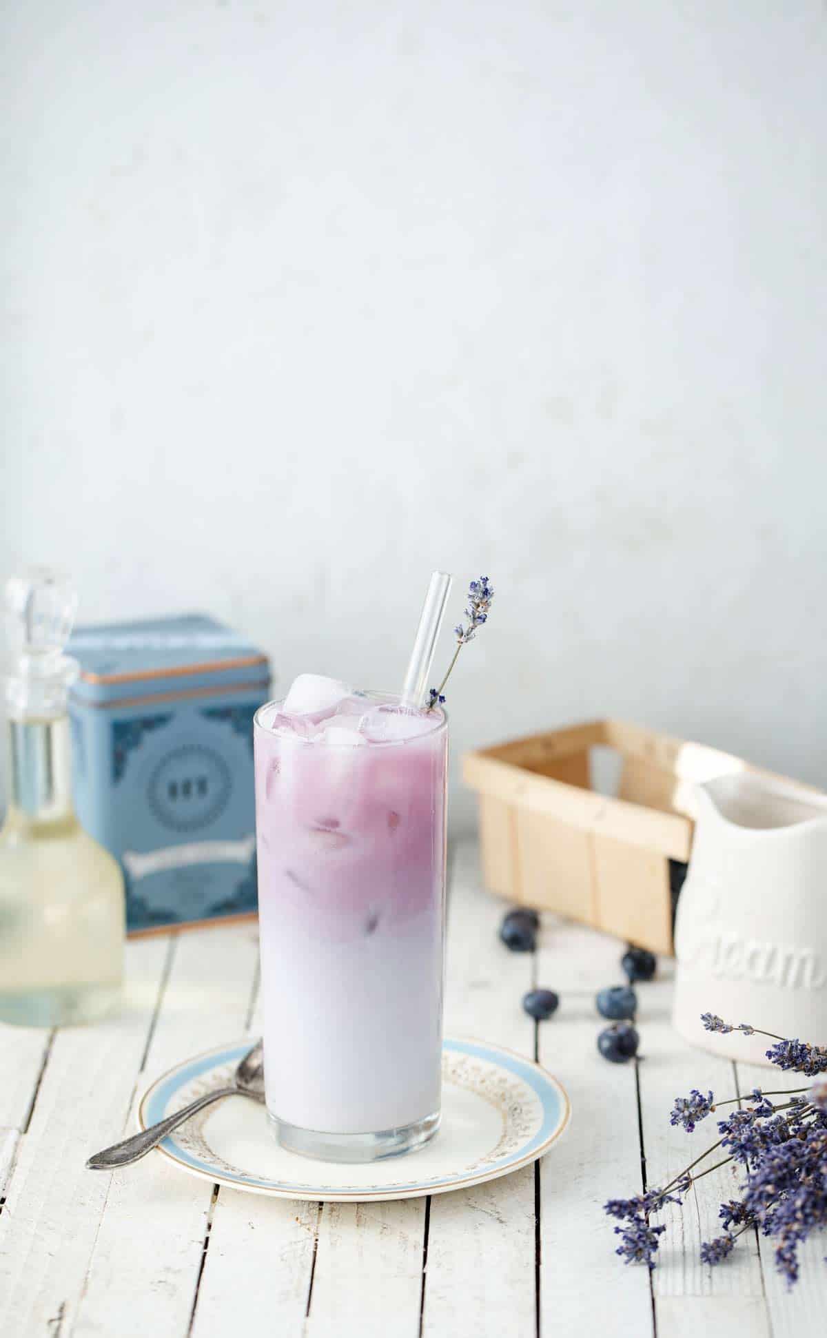 Iced Lavender London Fog is a delicious london fog drink, or iced tea latte recipe, made with blueberries and lavender syrup. london fog drink | london fog recipe | how to make london fog with lavender | iced london fog