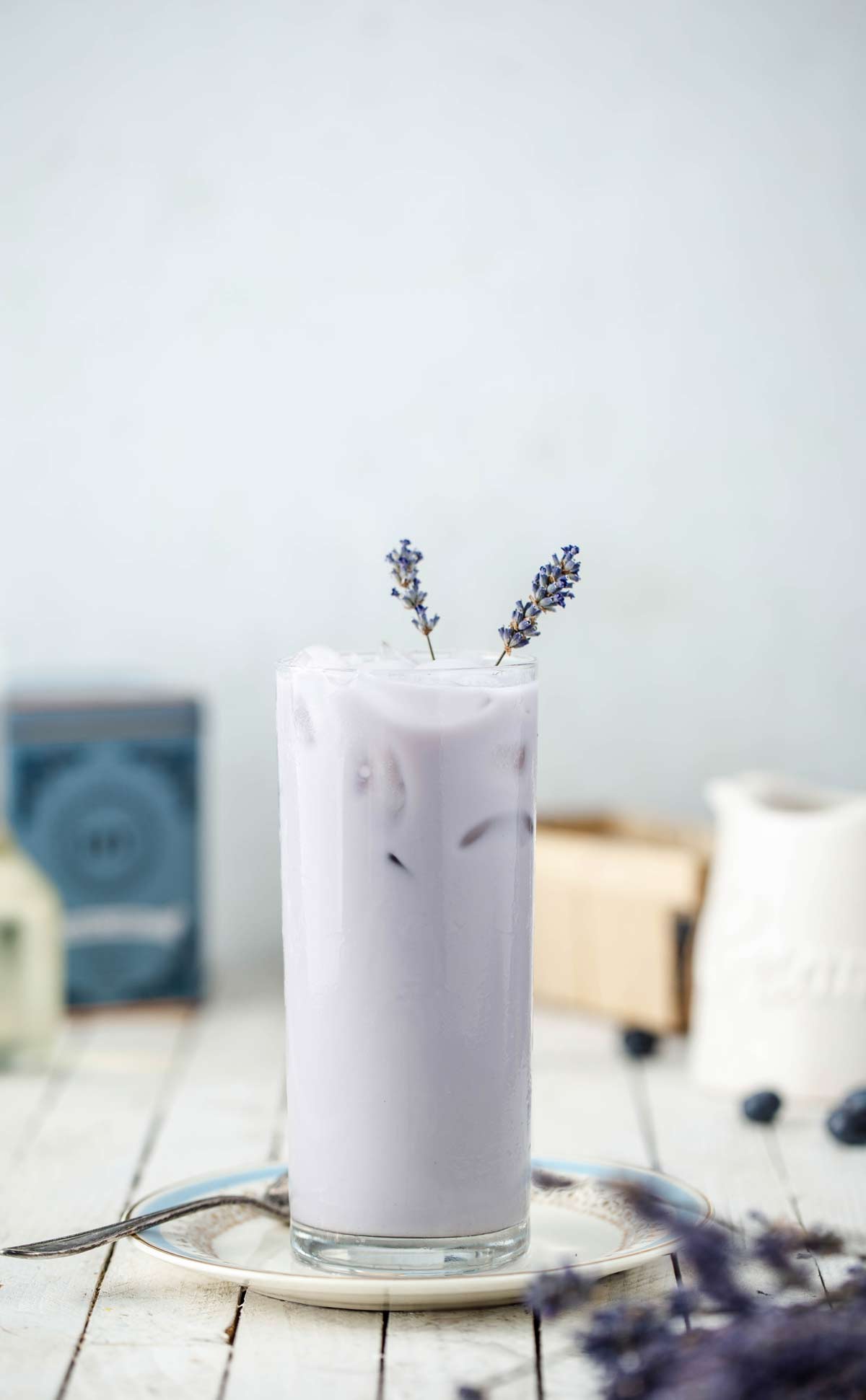 Iced Lavender London Fog is a delicious london fog drink, or iced tea latte recipe, made with blueberries and lavender syrup. london fog drink | london fog recipe | how to make london fog with lavender | iced london fog