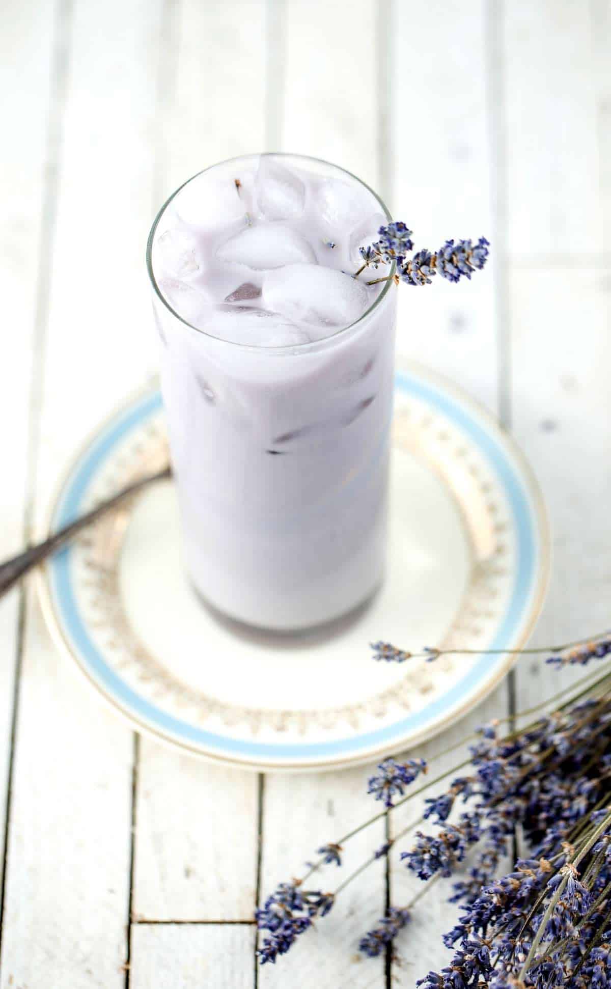 Iced Lavender London Fog is a delicious london fog drink, or iced tea latte recipe, made with blueberries and lavender syrup. london fog drink | london fog recipe | how to make london fog with lavender | iced london fog