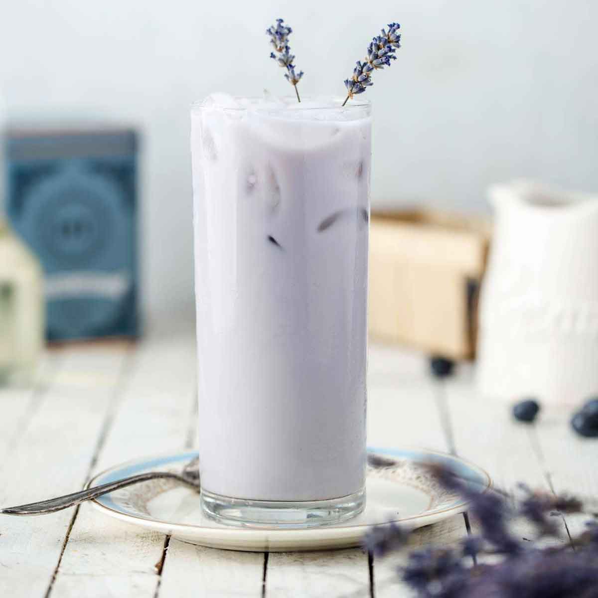 Iced Lavender London Fog is a delicious london fog drink, or iced tea latte recipe, made with blueberries and lavender syrup. london fog drink | london fog recipe | how to make london fog with lavender | iced london fog