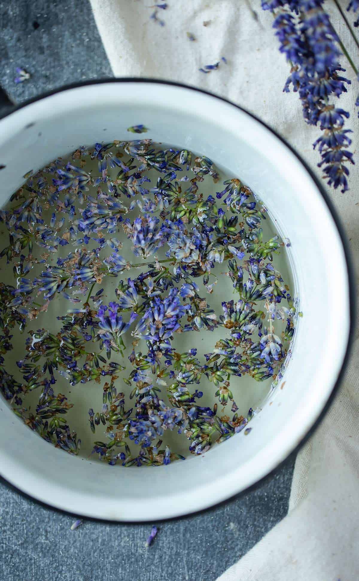 Lavender Simple Syrup is a lightly floral homemade syrup that can be used to make so many different lavender recipes. lavender recipes | lavender syrup recipe | flavored simple syrups