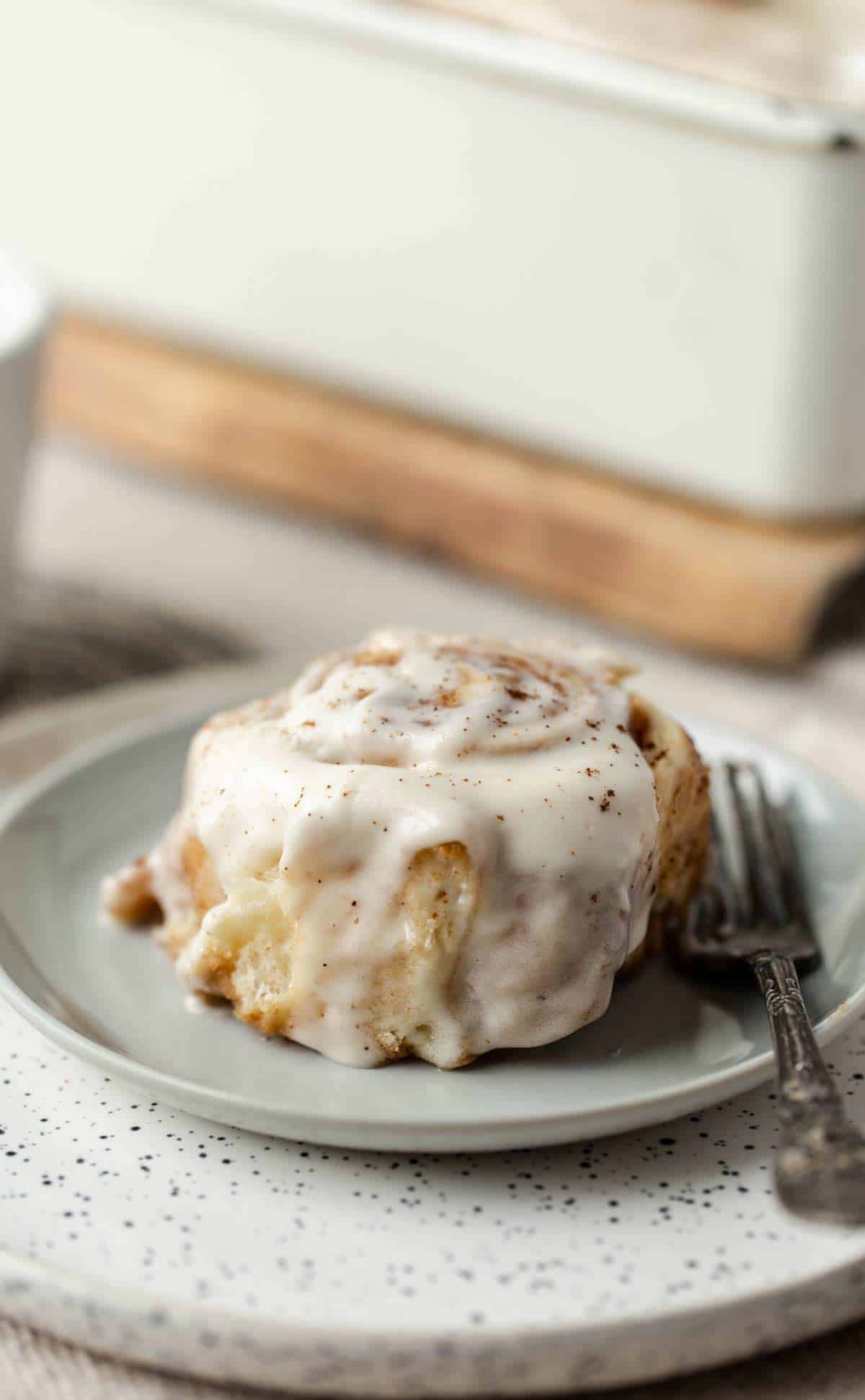 Gooey Cinnamon Rolls with sweet spiced chai filling topped with a thick, luscious layer of cream cheese frosting. cinnamon rolls | cinnamon roll recipe | cinnamon roll icing | chai cinnamon rolls