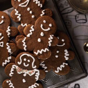Soft Gingerbread Man Cookies make the most delicious chewy gingerbread cut out cookies that stay soft for days. Gingerbread cookie recipe | gingerbread man cookies | soft gingerbread cookies | softer gingerbread cookie recipe | gingerbread cut out cookie