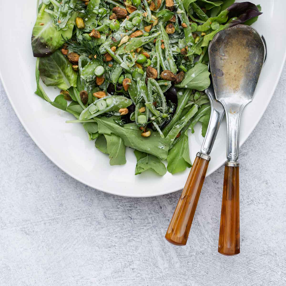 Arugula salad with pistachios and peas